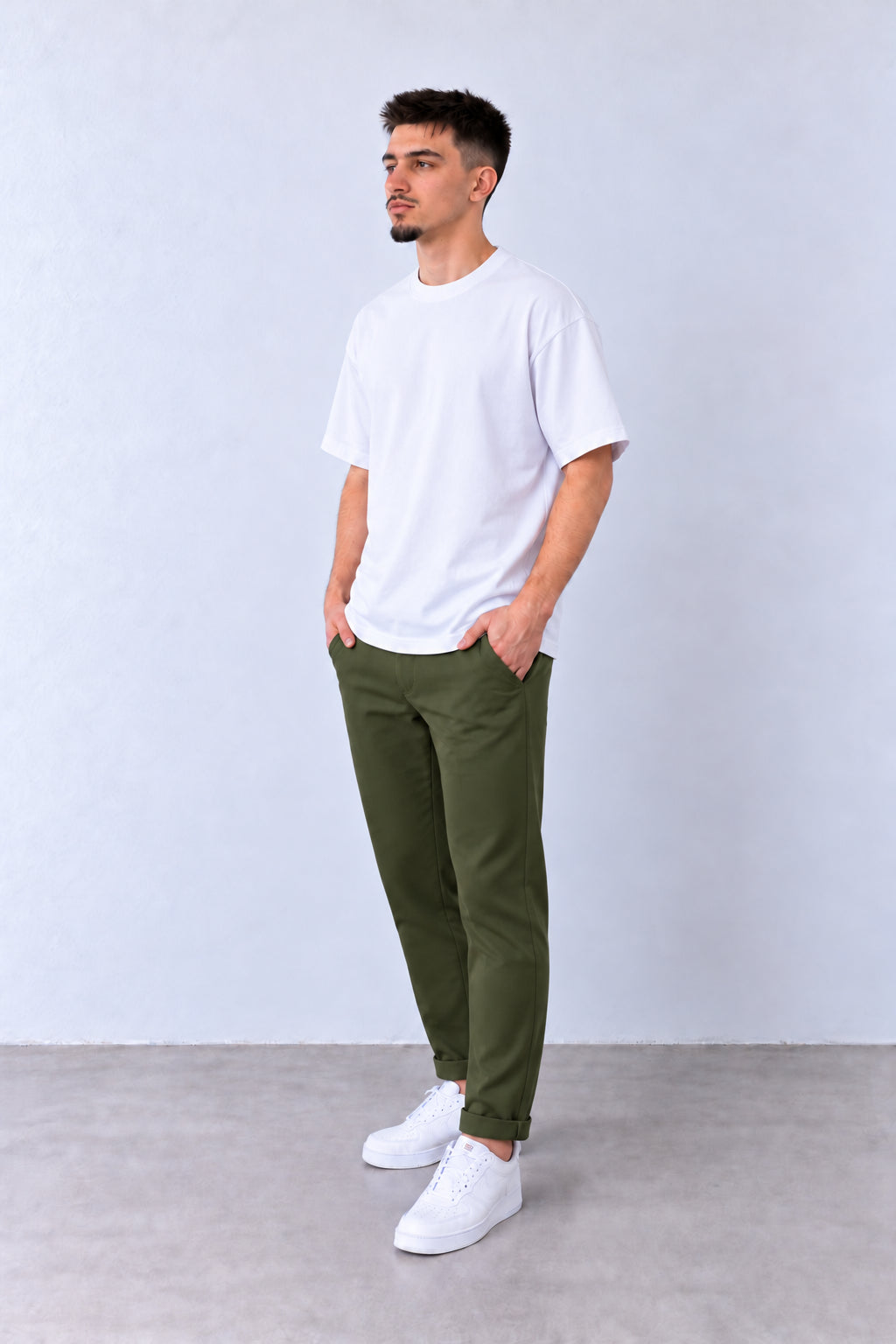 Khaki férfi slim fit nadrág. Modellen, teljes alakos nézet.