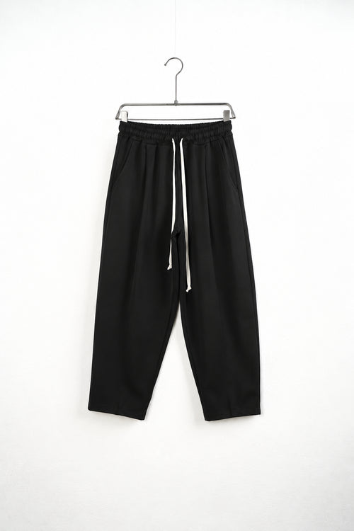 Pantaloni baggy pe umeraș, unghi oblic