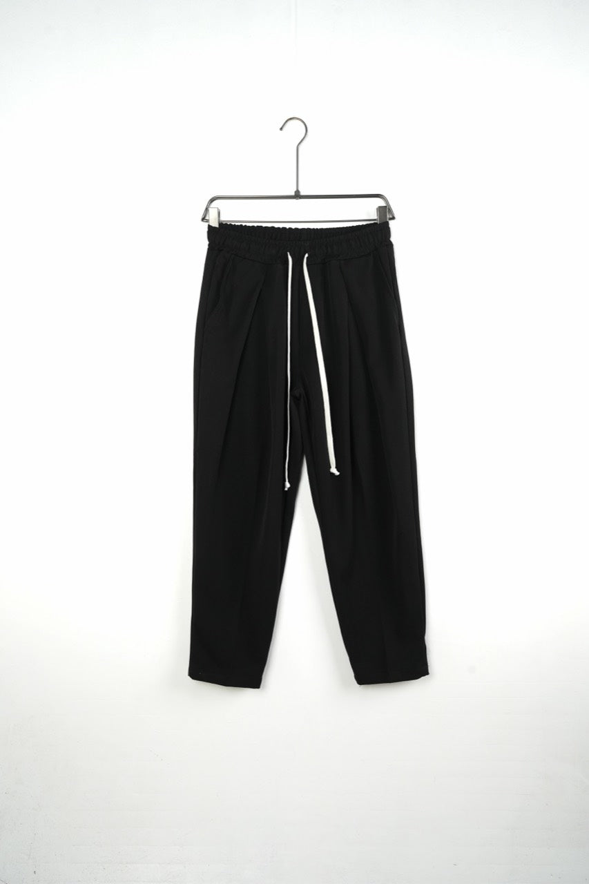 Pantaloni bărbați negri DU-019106, vedere frontală, cu pense, talie elastică, șnur alb și buzunare laterale