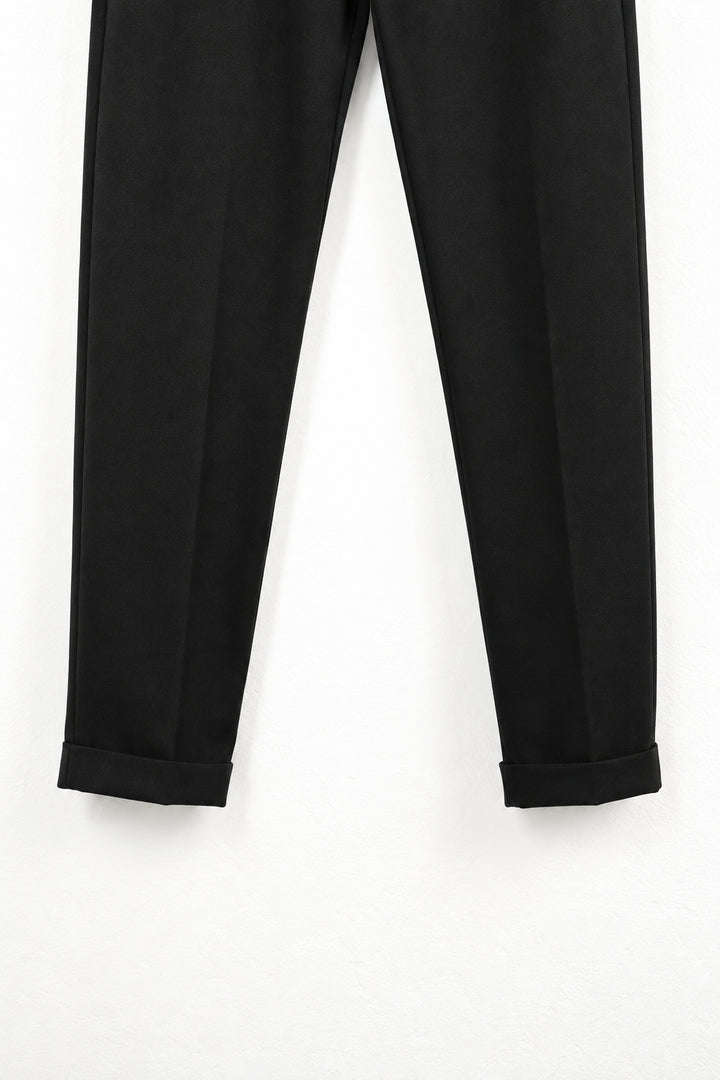 Részlet: Fekete férfi slim fit nadrág. Látható elemek: felhajtás.