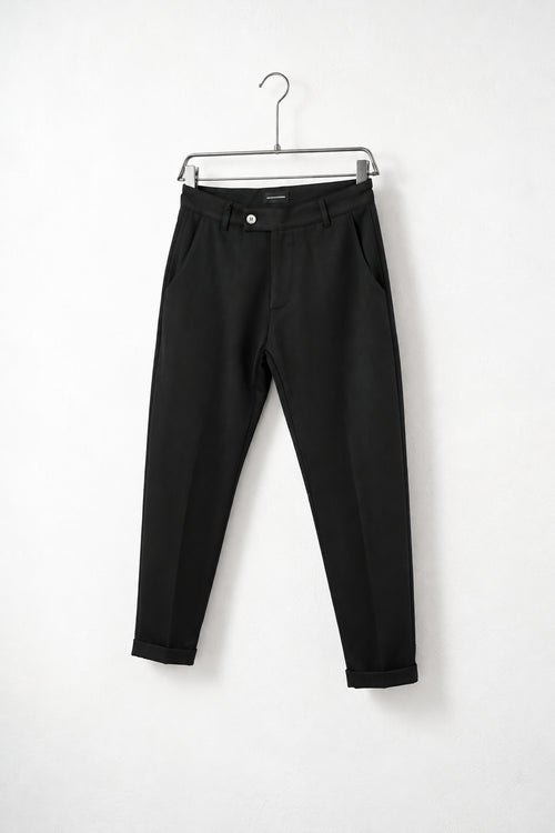 Черни мъжки slim fit панталони. Продуктова снимка на закачалка, под ъгъл.
