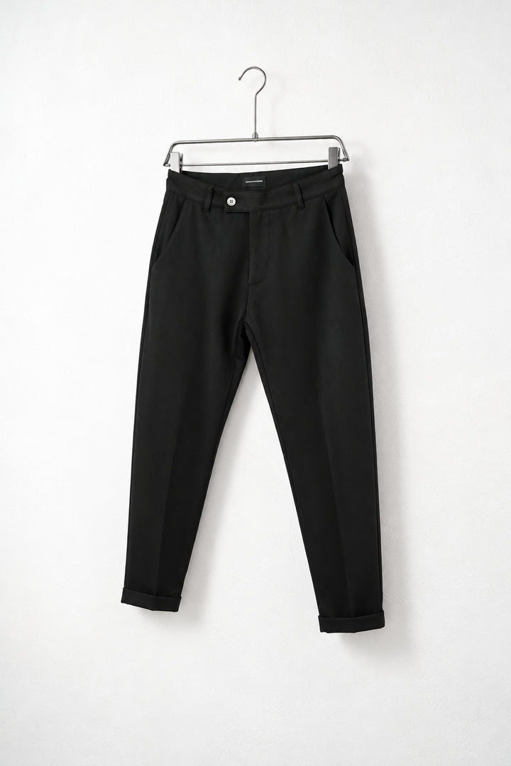 Fekete férfi slim fit nadrág. Termékfotó vállfán, ferde nézetből.