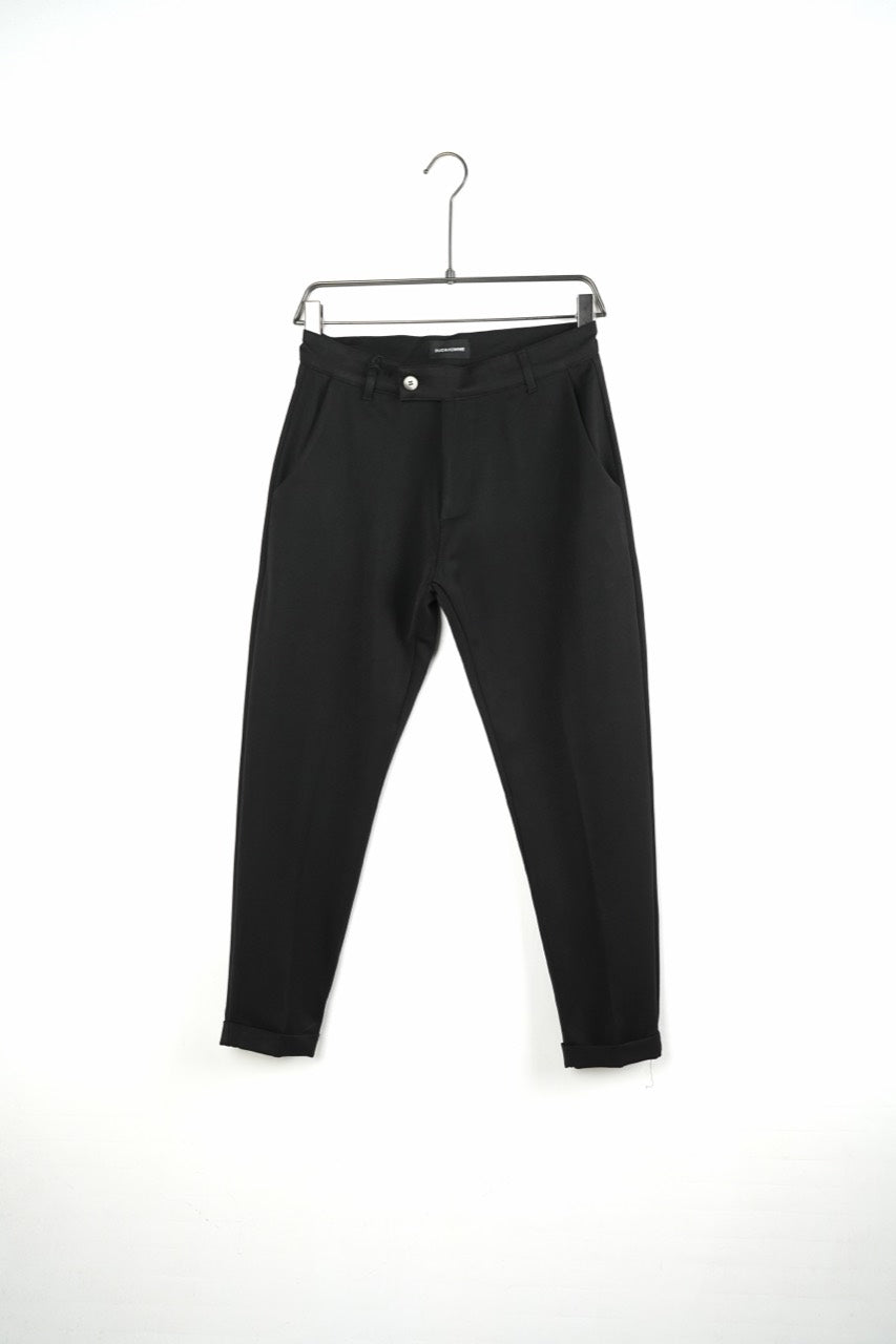 Fekete férfi slim fit nadrág. Termékfotó vállfán, elölnézetből.