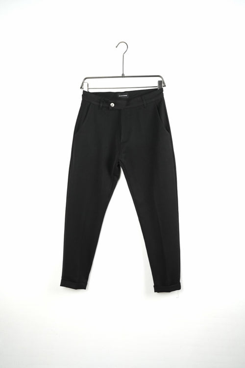 Черни мъжки slim fit панталони. Продуктова снимка на закачалка, изглед отпред.