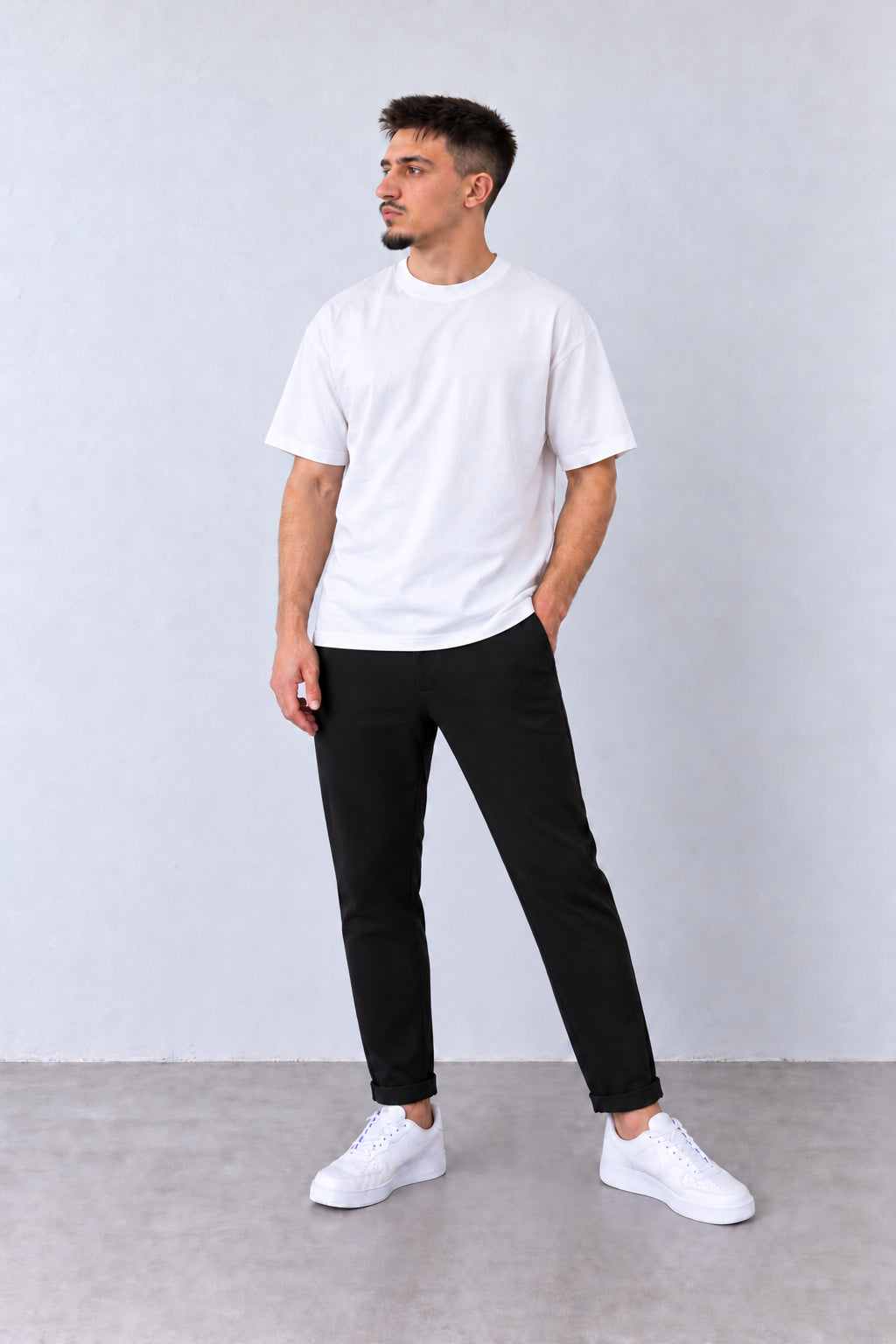 Fekete férfi slim fit nadrág. Modellen, teljes alakos nézet.