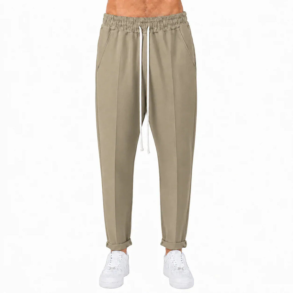 Pantaloni lungi slim maro deschis pentru bărbați, vedere din față cu șnur