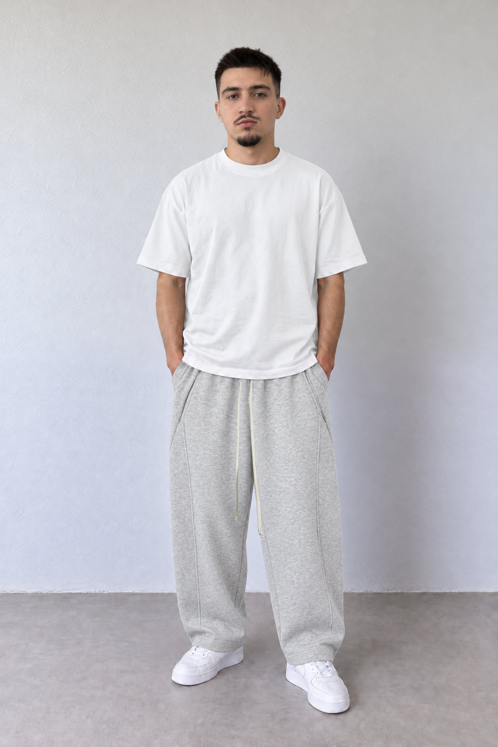 Pantaloni gri-melanj pentru bărbați LEO26 cu șnur lung, purtați cu tricou alb, vedere integrală.