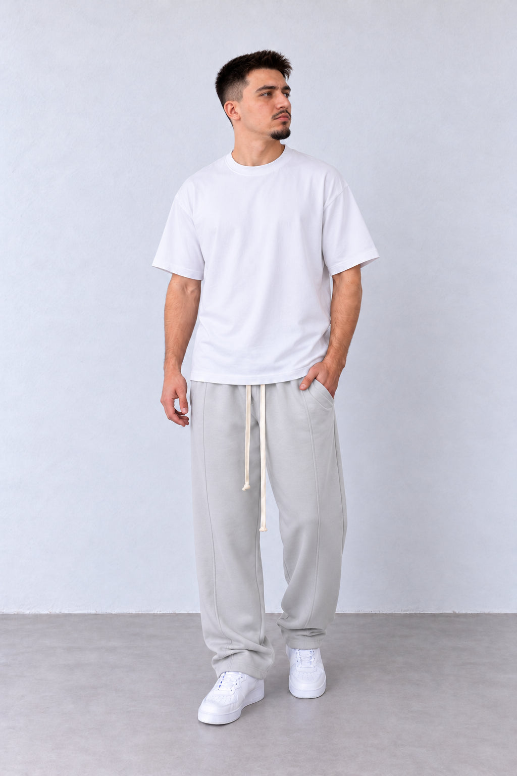 Pantaloni Largi Bărbați Gri Gheață Felpați cu Șnur Lung, vedere integrală pe model, în postură naturală.