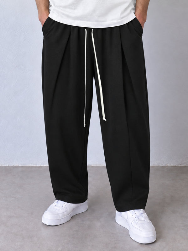 Pantaloni negri DU-019106, cadru frontal apropiat cu pense, șnur lung și tivuri simple.