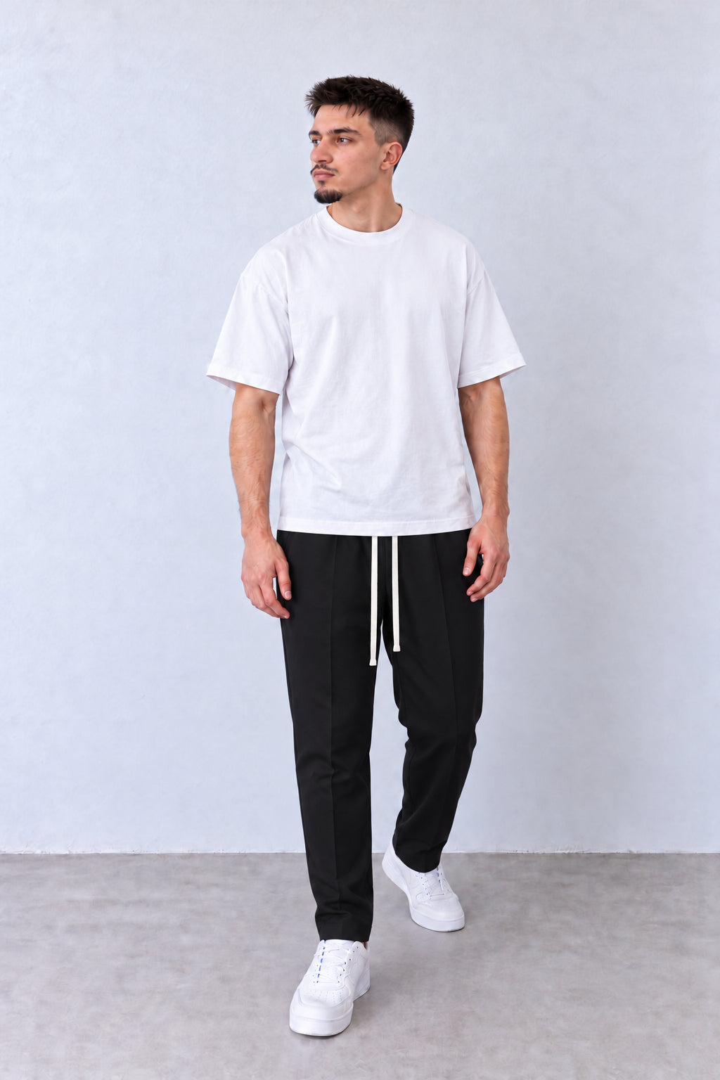 Pantaloni Slim Bărbați Negri cu Șnur Lung, vedere integrală pe model cu capul ușor întors sau înclinat.