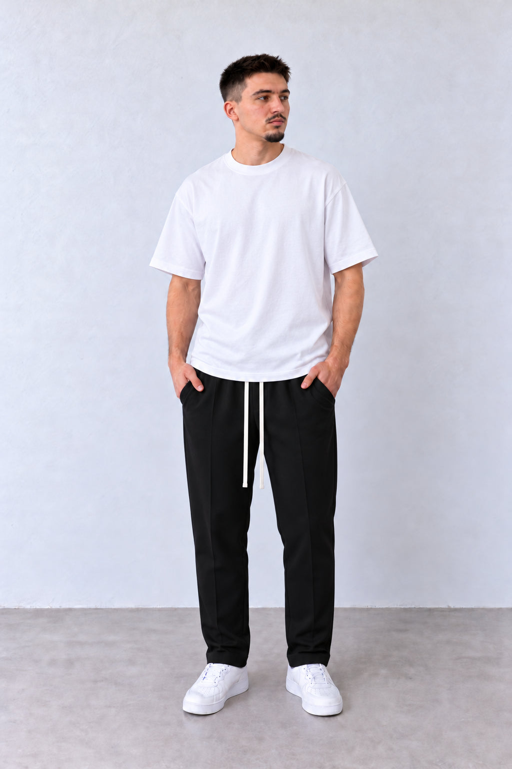 Pantaloni Slim Bărbați Negri cu Șnur Lung, vedere integrală pe model, în postură naturală.
