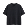 Tricou negru din bumbac pentru bărbați, evidențiind detaliul cu cusături speciale în partea de jos a finisajului, stil urban.