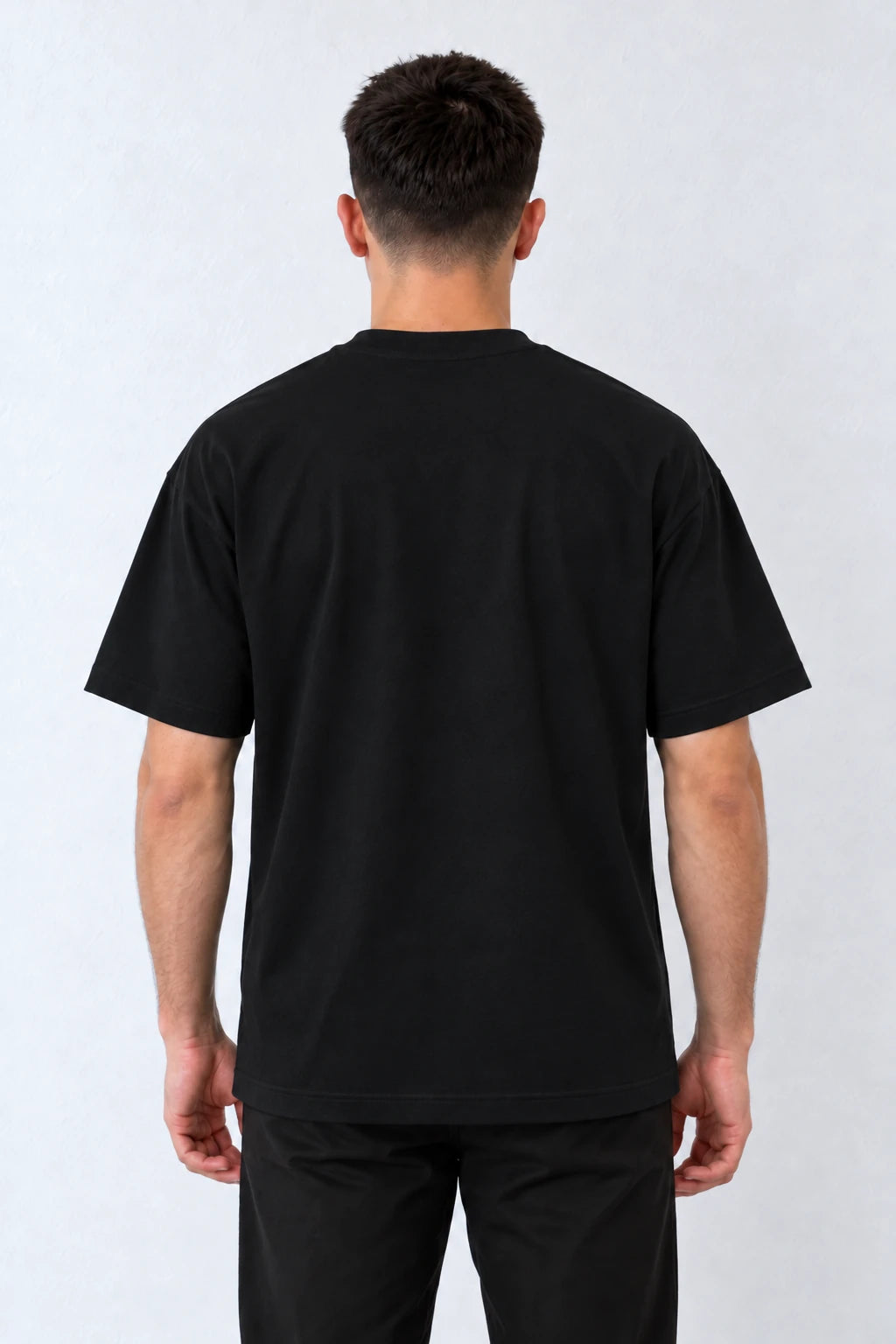 Tricou negru din bumbac pentru bărbați, L815002 cu croială lejeră, vedere apropiată a spatelui simplu.